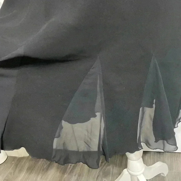 Black womans fluted hem skirt - Picture 6 of 9